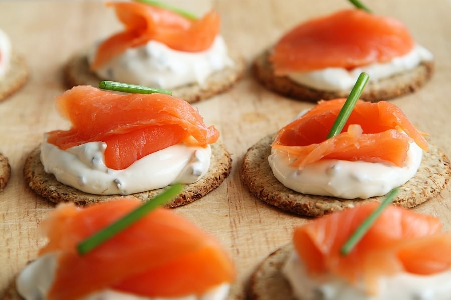 Lachshäppchen mit Kräuter-Crème-fraîche